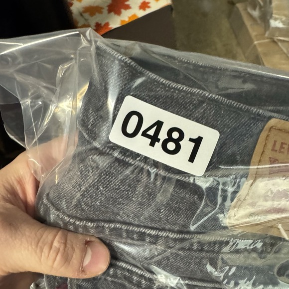 Levis 501 Jean Shorts Womens 29 Black Denim Cut Off High Rise Frayed - Picture 10 of 10